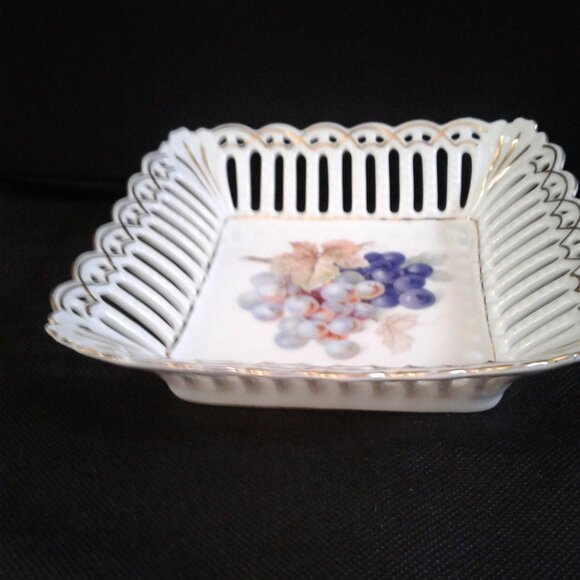 Vintage European Porcelain Pierced Edge Plate grapes Design 6 inch- Wide Fruit - Picture 2 of 3